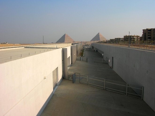 Da bi zagotovili pogled na dva kilometra oddaljene piramide v Gizi, so z območja novega muzeja odstranili kar 2,25 milijona kubičnih metrov peska. Foto promocijsko gradivo