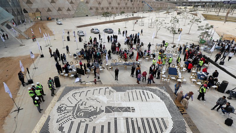 Fotografija: Še pred koncem lanskega leta so, da bi pritegnili pozornost, pred muzejem postavili Guinnessov rekod – Tutankamonovo posmrtno masko iz 7260 kavnih lončkov. Foto Reuters