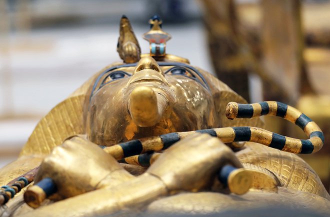 Restavrirali so tudi Tutankamonovo pozlačeno krsto, kar je bil velik restavratorski podvig. Foto Reuters