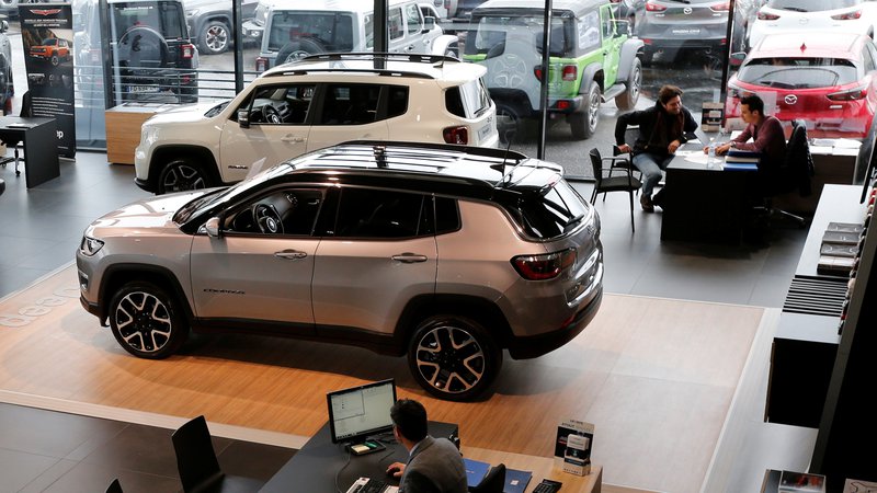 Fotografija: Avtomobili so se v Evropi in Sloveniji lani solidno prodajali, še posebno športni terenci. Foto Reuters