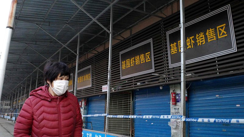 Fotografija: Kitajske pristojne službe so wuhansko veletržnico zaradi suma, da je bila okužena z neznanim koronavirusom, 1. januarja zaprle in razkužile. FOTO: Noel Celis/AFP