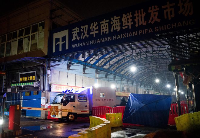 Kitajske pristojne službe so wuhansko veletržnico zaradi suma, da je bila okužena z neznanim koronavirusom, 1. januarja zaprle in razkužile. FOTO: Noel Celis/AFP