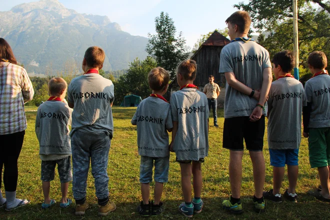 Mladi prostovoljci bodo izvajali program, namenjen osnovnošolskim otrokom predvsem iz Cerknega in okolice. FOTO: Deja Razpet 