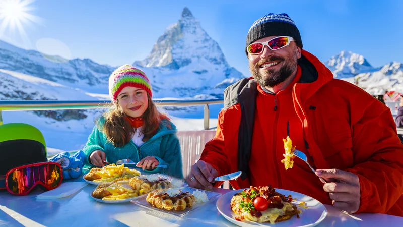 Fotografija: Strokovnjaki pravijo, da uro po kosilu ni dobro smučati, ko telo prebavlja zaužito je obremenjeno, lahko pa postanete tudi zaradi tega malo zaspani in taki niste za na smuči. Foto: Shutterstock
