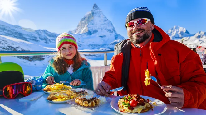 Strokovnjaki pravijo, da uro po kosilu ni dobro smučati, ko telo prebavlja zaužito je obremenjeno, lahko pa postanete tudi zaradi tega malo zaspani in taki niste za na smuči. Foto: Shutterstock