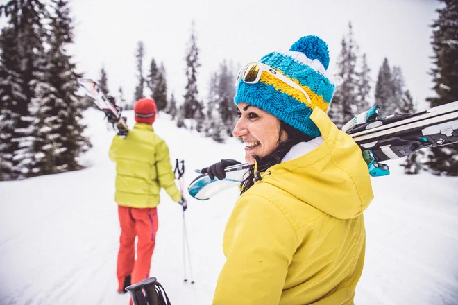 Seveda pa ne boste shujšali, če boste prijateljevali s tistimi spremljevalci smučanja, ki so neskončno privlačni. Foto: Shutterstock