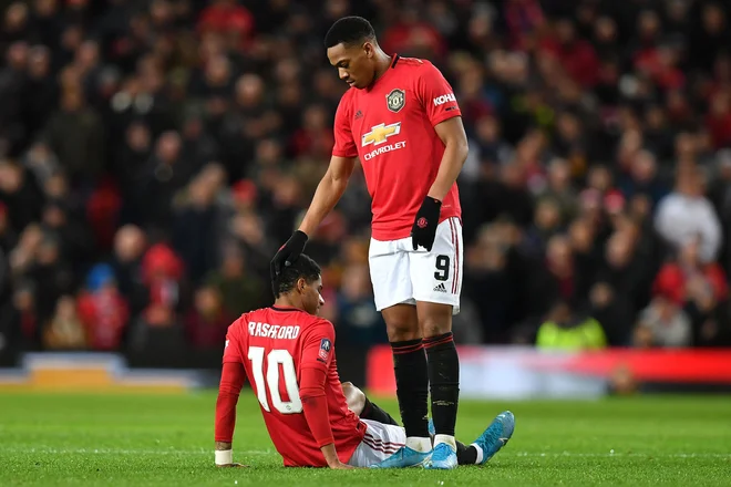 Angleški reprezentant Marcus Rashford (na tleh) je sredi tedna staknil novo poškodbo, zato naj bi vodil napad Manchester Uniteda Francoz Anthony Martial (desno). FOTO: Reuters