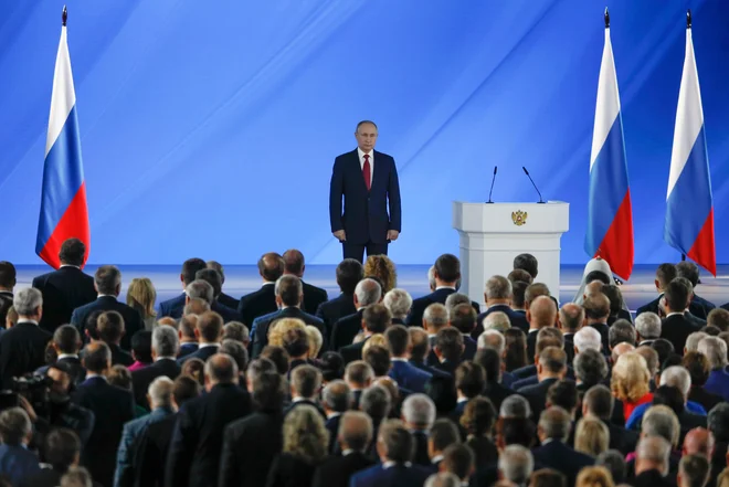 Vsekakor se zdi malo verjetno, da se je Putin, ki po Stalinu vlada v Rusiji najdlje časa, končno odločil, da se bo iz svojega ledenega dvorca na Mesecu spustil na zemljo ter se posvetil vnukom in družini. FOTO: Shamil Zhumatov/AFP