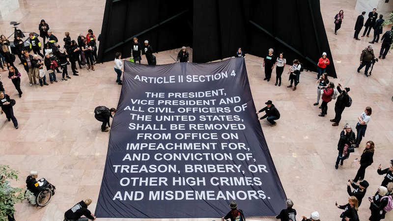Fotografija: Protest v zgradbi ameriškega senata na Capitol Hillu v Washingtonu, na katerem pozivajo k odstranitvi predsednika Donalda Trumpa. FOTO: Michael Mccoy/Reuters