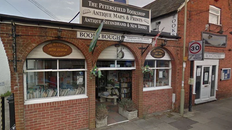 Fotografija: Knjigarna, ki je zaslovela in si popravila prodajo zaradi enega damega tvita. FOTO: Petersfield Bookshop