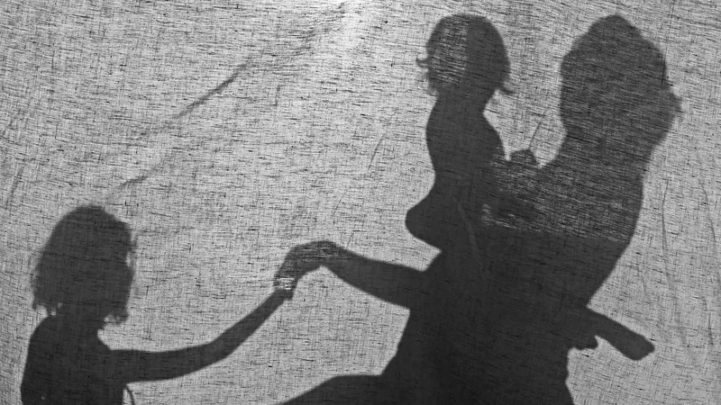 Fotografija: Zakon določa, da mora biti ženska v rodni dobi, pravila zavarovanja pa so tista, ki opredeljujejo konkretno starost. Foto Tomi Lombar