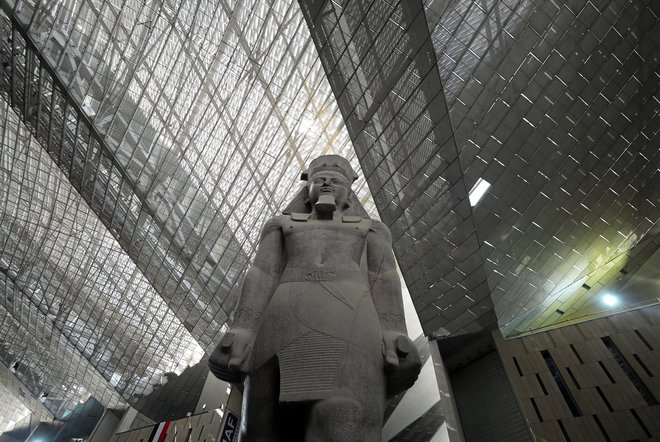 Kip kralja Ramzesa II. bo pozdravljal obiskovalce ob vhodu. Foto Foto Reuters Reuters