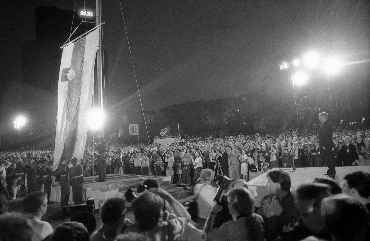 Fotografija: Danes je dobro razpoloženje iz časov osamosvajanja izčrpano.FOTO: Igor Modic