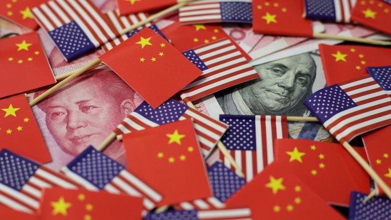 Fotografija: »Prvo fazo« dogovora med državama lahko beremo tudi kot Trumpovo obljubo Xiju, da ne bo posegal v njegovo sedanjo gospodarsko ureditev. FOTO: Reuters