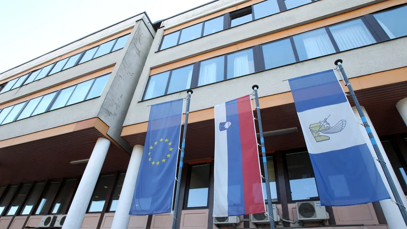 Fotografija: Uradniki upravne enote se še ne bodo preselili v prvo nadstropje litijske občinske zgradbe. FOTO: Igor Mali/Delo