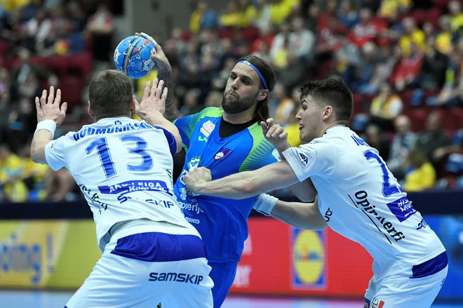 Dean Bombač je Islandcem zabil kar 9 golov. FOTO: Reuters