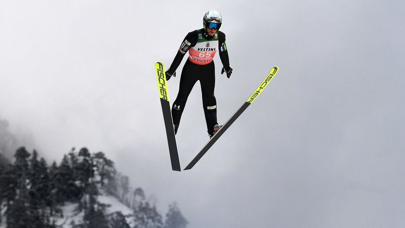 Fotografija: Petru Prevcu je šlo na veliki skakalnici Hochfirst včeraj zelo dobro od nog. FOTO: AFP