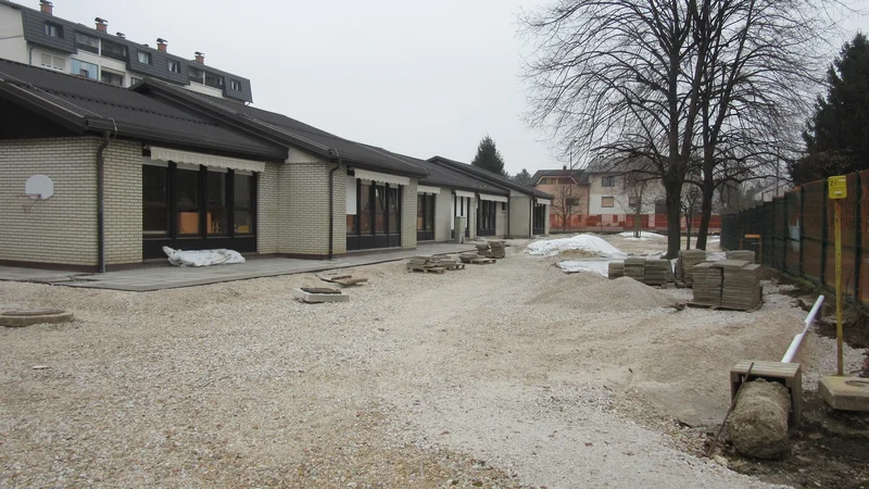 Fotografija: Zemlje, polne težkih kovin, na igrišču vrtca Ringaraja ni več, a igrišče še nekaj časa ne bo pripravljeno za otroško igro. FOTO: Špela Kuralt/Delo