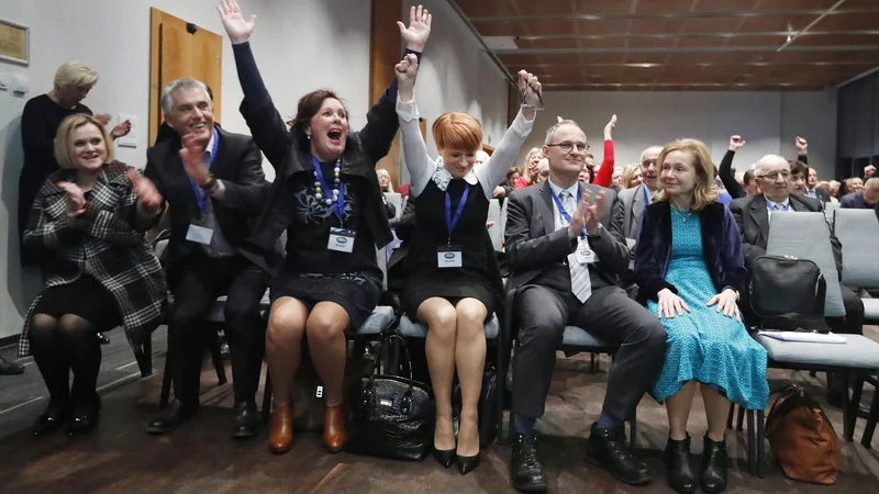 Fotografija: Pivčevo je podprlo 143 delegatov, Erjavec je dobil 80 glasov. Borut Stražišar je prepričal osem delegatov. Foto Leon Vidic/delo