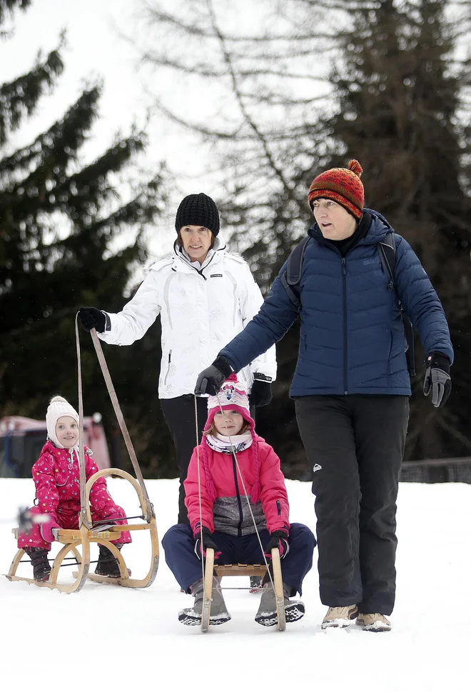 Slepim in slabovidnim so se pridružili tudi družinski člani. FOTO: Roman Šipić/Delo