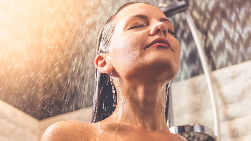 Fotografija: Pri laseh je priporočljivo, da po pranju nanje redno nanašate balzam in ga pustite delovati minuto, preden ga izperete. FOTO: Shutterstock