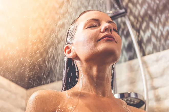 Pri laseh je priporočljivo, da po pranju nanje redno nanašate balzam in ga pustite delovati minuto, preden ga izperete. FOTO: Shutterstock