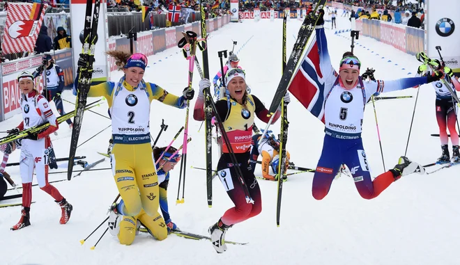 Zmagovalna trojica ženske zasledovalne tekme. FOTO: Christof Stache/Afp