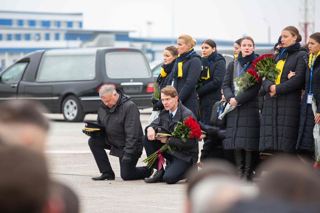Ukrajinske žrtve tragičnega dogodka so danes prepeljali v domovino. FOTO: Afp