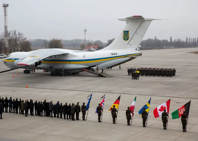 Sestrelitve ni preživel nihče. FOTO: Ukrainian Presidential Press/Reuters