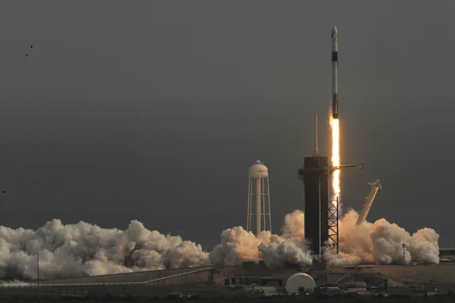 Crew dragon bo v vesolje letel na nosilni raketi falcon 9.&nbsp;
FOTO: Steve Nesius Reuters