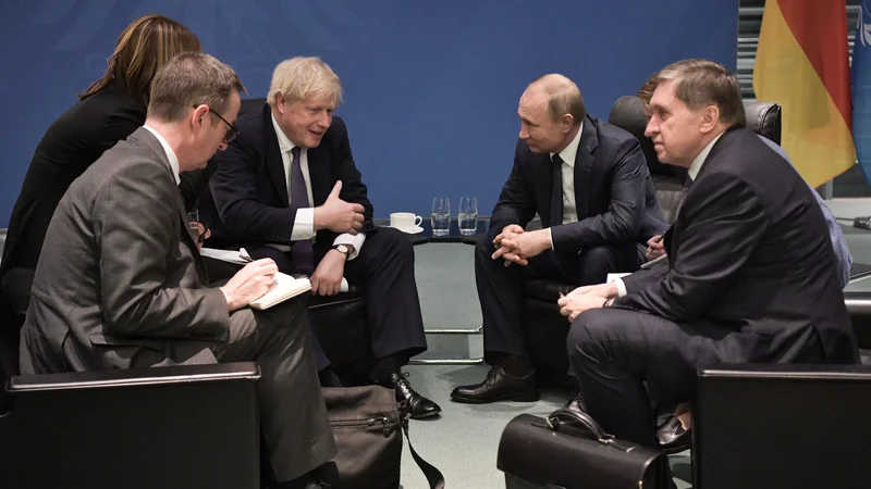 Fotografija: Britanski premier Boris Johnson se je ob robu konferencesrečal z ruskim predsednikom Vladimirjem Putinom in ga pozval, naj Rusija ustavi destabilizirajoče dejavnosti. FOTO: Aleksey Nikolskyi/AFP