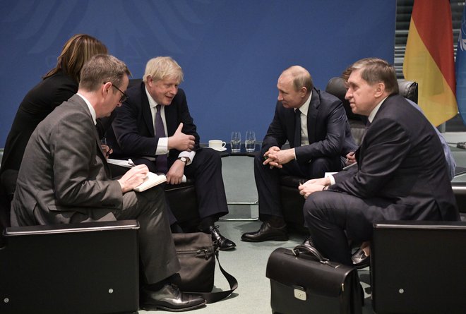 Britanski premier Boris Johnson se je ob robu konferencesrečal z ruskim predsednikom Vladimirjem Putinom in ga pozval, naj Rusija ustavi destabilizirajoče dejavnosti. FOTO: Aleksey Nikolskyi/AFP