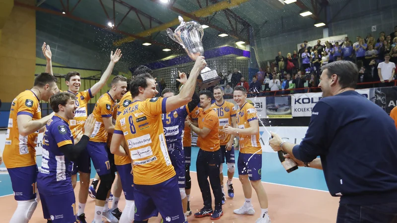 Fotografija: Oranžni zmaji so slavili dvanajsti slovenski pokal. FOTO: Leon Vidic/Delo