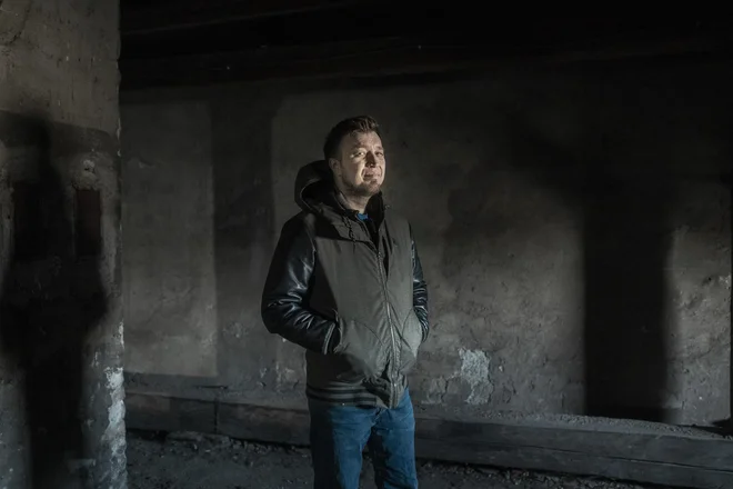 Edo Maajka: »Ljubezen do vinilnih plošč se je rodila z raziskovanjem glasbe iz šestdesetih in sedemdesetih let prejšnjega stoletja, predvsem domačih, jugoslovanskih glasbenikov.«<br />
Foto Voranc Vogel