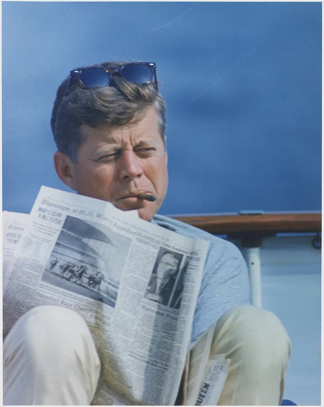 Včasih Američani niso verjeli, da lahko katoličan postane predsednik. John F. Kennedy med branjem New York Timesa. FOTO: Wikipedia