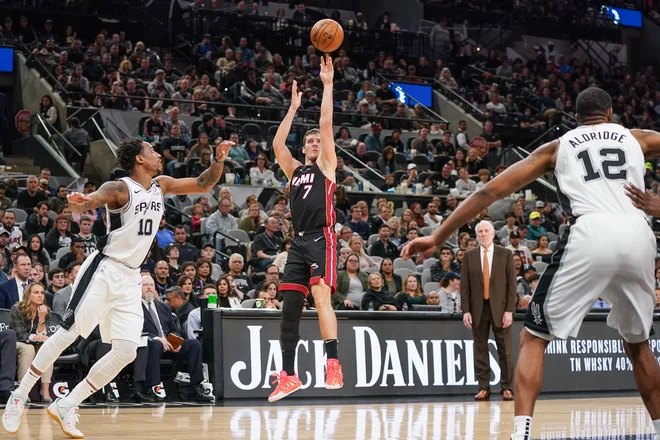 Goran Dragić (na sredini) je bil dobro razpoložen za igro v San Antoniu. FOTO: Usa Today Sports