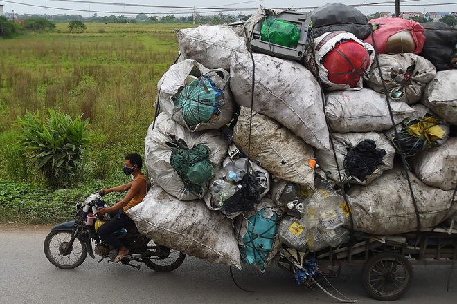 Iz državne komisije za razvoj in reforme so včeraj sporočili, da bodo v prihodnjih petih letih spremenili politiko glede uporabe plastike. FOTO: Nhac Nguyen/AFP