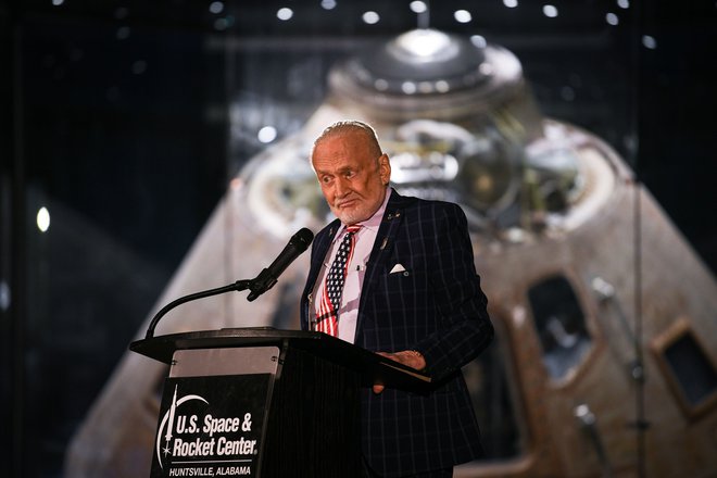 Aldrin meni, da bi morali ljudje naseliti Mars. FOTO: Loren Elliott/AFP