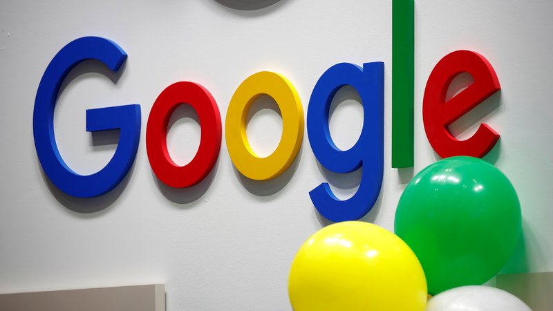 Fotografija: Google preboja magične meje borzne vrednosti ni ravno na veliko proslavil, kar je za podjetje, ki večino prihodkov ustvari z oglaševanjem, vsaj zanimivo in neznačilno. Foto Reuters