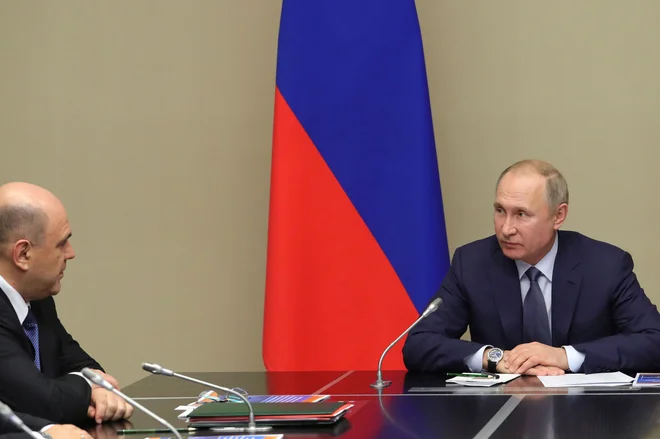 Ruski predsednik Vladimir&nbsp;Putin (desno) in premier&nbsp;Mikhail Mišustin. FOTO:&nbsp; Sputnik Via Reuters