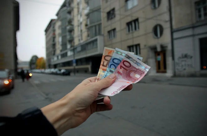 Na medletni ravni so potrošniška posojila rasla po deset- do dvanajstodstotni stopnji. FOTO: Blaž Samec/Delo