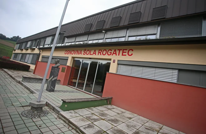 Osnovna šola Rogatec ima hujše težave, kot je ta, da je nova ravnateljica takoj ob začetku ravnateljevanja izpred vhoda odstranila kip Edvarda Kardelja. Kot je povedala, je to storila zato, ker Kardelj v šolo ne sodi. FOTO: Tadej Regent/Delo