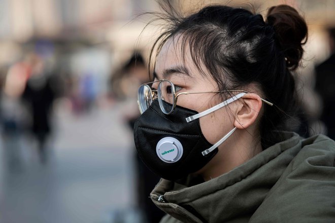 Na Kitajskem so šele v ponedeljek potrdili, da se virus širi tudi med ljudmi. FOTO: AFP