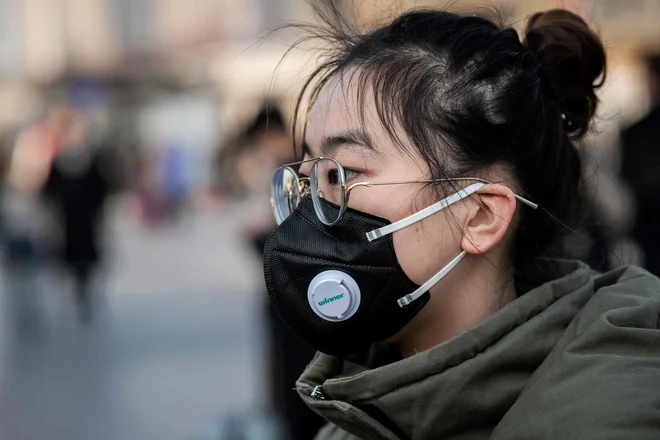 Na Kitajskem so šele v ponedeljek potrdili, da se virus širi tudi med ljudmi. FOTO: AFP