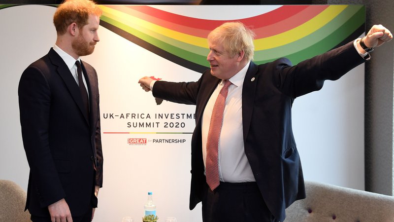 Fotografija: Britanski princ Harry se je pogovarjal z britanskim premierjem Borisom Johnsonom med dvostranskim srečanjem na vrhu o naložbah med Veliko Britanijo in Afriko v Londonu. FOTO: Stefan Rousseau/Afp
 