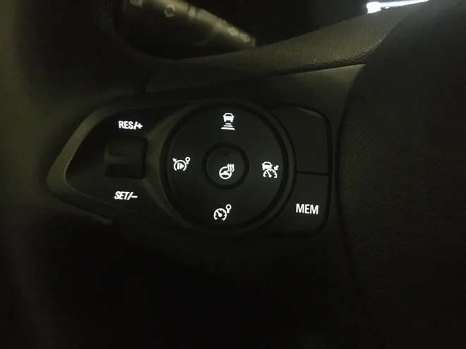Mali avtomobil ima veliko opreme, ki je bila nekdaj pridržana za večje avtomobile, npr. gretje volana, radarski tempomat… Foto Gašper Boncelj