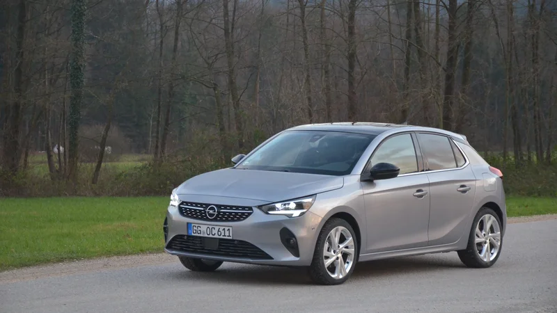 Fotografija: Opel corsa je malce daljša, a tudi nižja kot doslej. Njena zunanja pojava nakazuje lahkotnost. Foto Gašper Boncelj