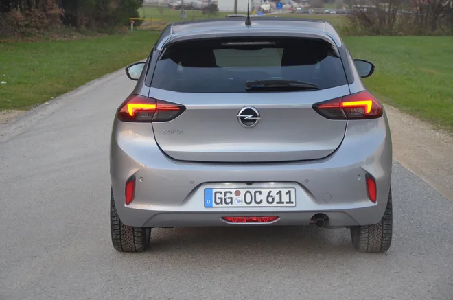 Corsa je dovolj prepoznavna tudi z zadnje strani. Foto Gašper Boncelj