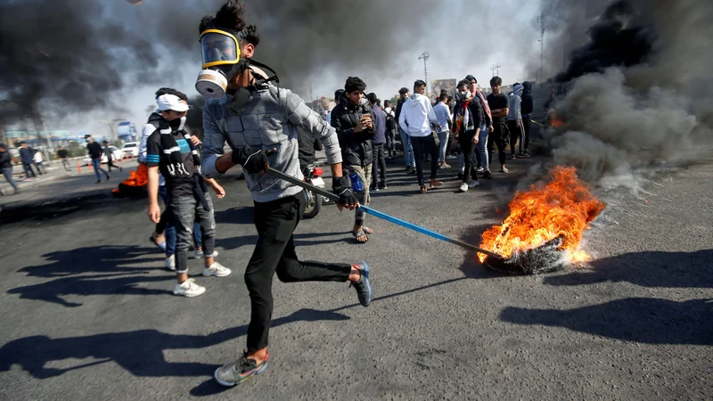 Fotografija: V zadnjih dneh so ulice Bagdada in drugih iraških mest v plamenih. FOTO: Reuters