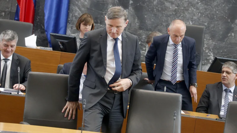 V poslanski skupini LMŠ so tokrat med svojimi ministri upoštevali zdravstvenega (na fotografiji drugi z desne) in preslišali finančnega (spredaj). FOTO: Roman Šipić/Delo